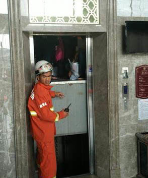 懷集一酒店電梯突發故障致8人被困，消防官兵火速馳援成功解救